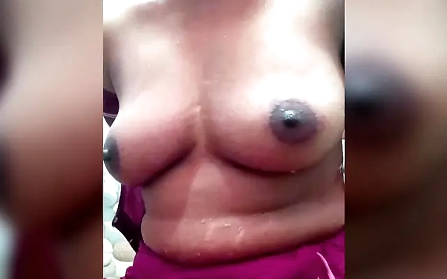 Mi hijastro caliente entra a mi cuarto y me dice que tiene muchas ganas de follar y le ayudo a sacarle la leche