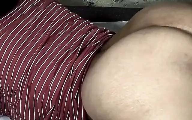 comparto cama con mi hijastro no aguantamos y termino metiendo su gran polla y mi co&ntilde;o caliente y apretado y me deja su semen en la vagina