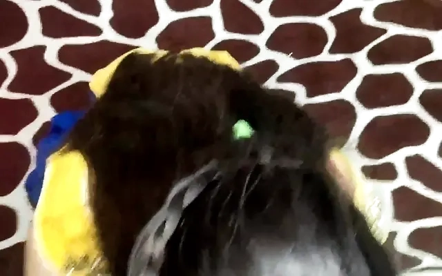 Putaria no banheiro! Ela me d&aacute; a buceta, me chupa e fode muito gostoso v&aacute;rias vezes no banheiro! &Eacute; muita porra dentro da xoxota quente dela!