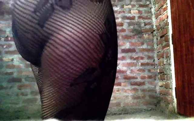Esposa distra&iacute;da com fone de ouvido o marido enfia a pica na sua amiga