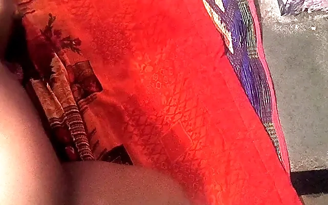 No aguanto, me quito el condon y me vengo en su culo