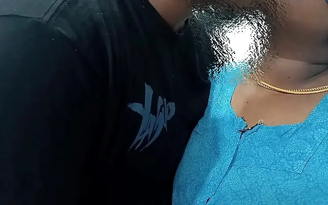 Ela deu o cuzinho gostoso na sala antes do marido chegar