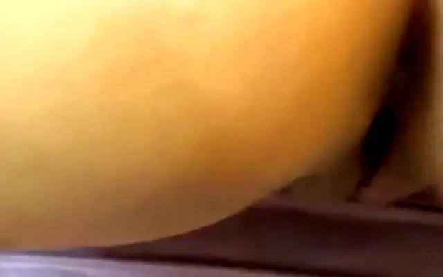 Esposa goza na rola enorme do Neg&atilde;o super dotado e o corno ainda grava