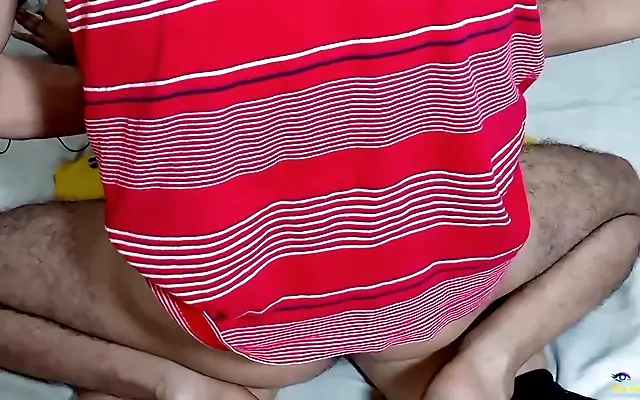Le prest&oacute; mi regadera a chica culona y terminamos follando.