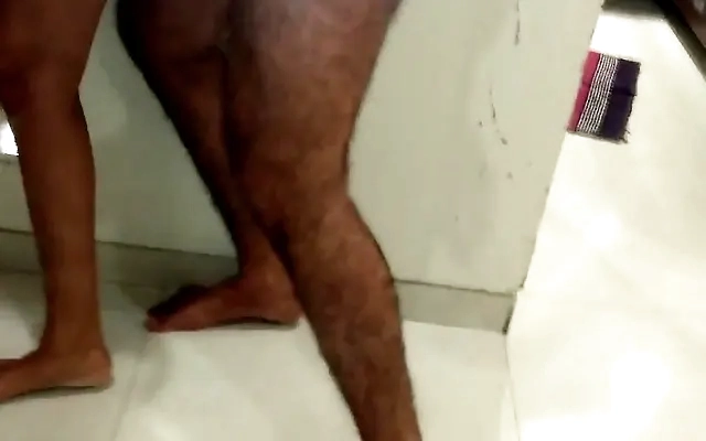 Sexo entre an&otilde;es com gozada na cara