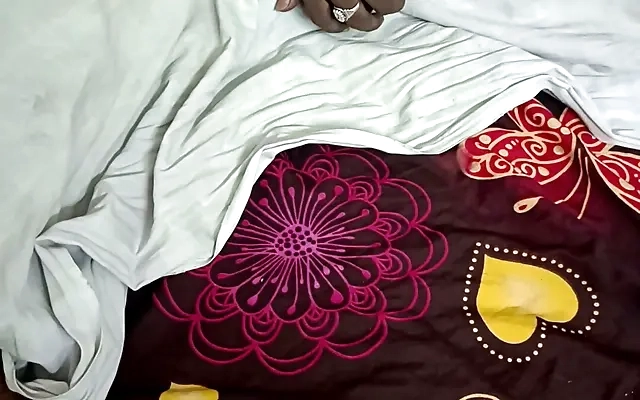patr&atilde;o chega mais cedo e flagra empregada arrumando a cama pelada