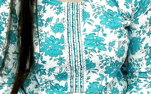 El cornudo de mi compadre me deja ver a su esposa en traje de ba&ntilde;o terminamos follando si que el lo sepa