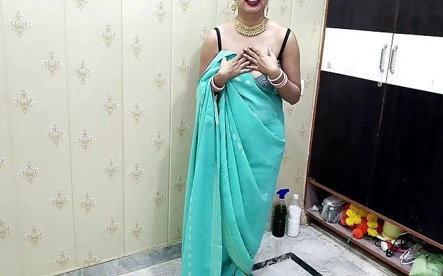 vendedora de aguas quiere dejar de trabajar para follar conmigo, la descuido su novio un segundo y se pone mi pinga en su boca