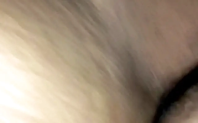 MADRASTA ESTAVA EM SEU QUARTO SE DIVERTINDO, SEU ENTEADO SAFADO E CHEIO DE TES&Atilde;O ENTRA E FODE SUA GRANDE BUCETA