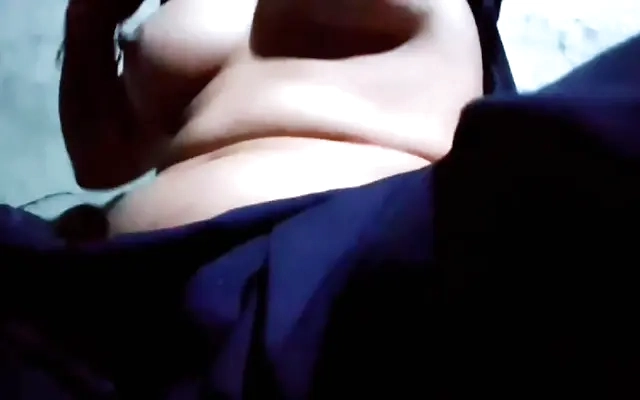 llego de trabajo y mi hijastra esta en la duche y paso y le follo el co&ntilde;o
