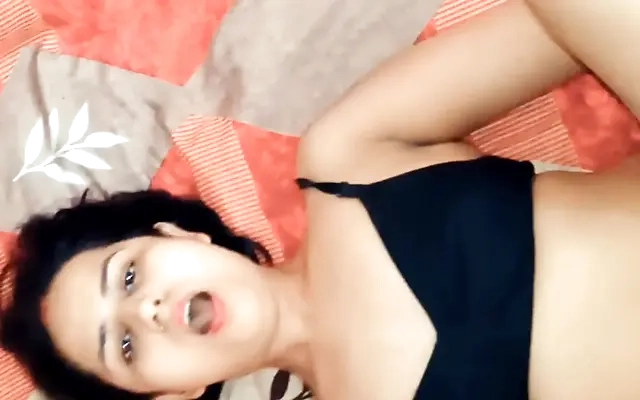 Le quito la virginidad a mi peque&ntilde;a hermanastra y me aprovecho y me vengo en su rico co&ntilde;o.
