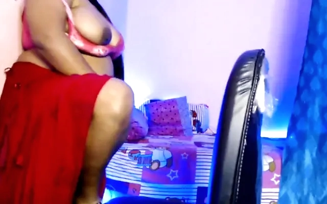 I exhibit myself in erotic lingerie in front of the camera, I love to show my big tits and my wet pussy. I'm your MILF slut, come and fuck me!