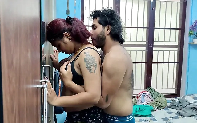 Jovencita es penetrada dulcemente por su amante