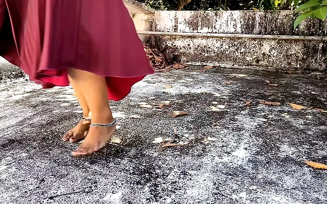 ModelMedia Asia - Repressing sounds while savoring the thrill of secret sex on the bus