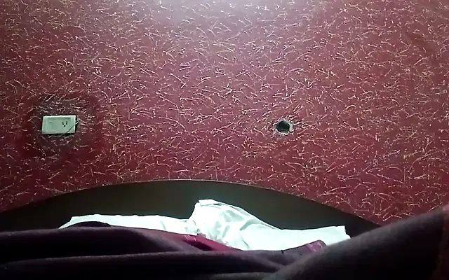 Hombre enmascarado entra ami cuarto para follarme