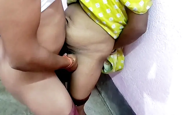 encuentro a mi peque&ntilde;a hermanastra con mi ropa puesta, se la quito y la follo duro hasta correrme en su co&ntilde;o