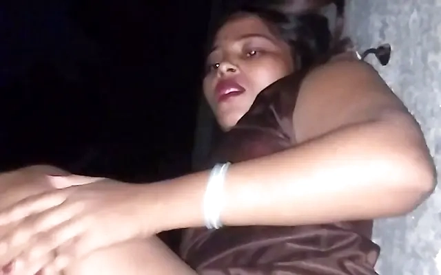 Real Deshi Bhabhi With Saree Fucking For First Time